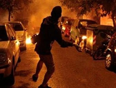 Ετοιμάζεται για «πόλεμο» το ΑΤ Εξαρχείων: Έχει μαζέψει 50 πυροσβεστήρες για τις μολότοφ των αναρχικών